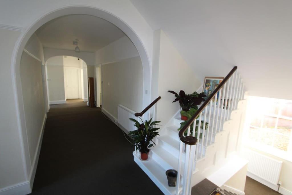 Perfect For Large Family & Friends, Free Parking, Games Reading Exterior foto