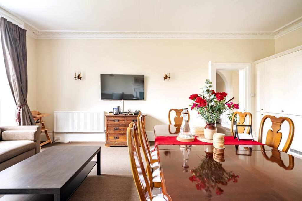 Perfect For Large Family & Friends, Free Parking, Games Reading Exterior foto